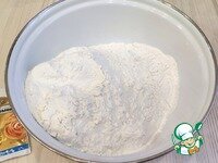     В миску добавить общеее количество муки (650 г.),