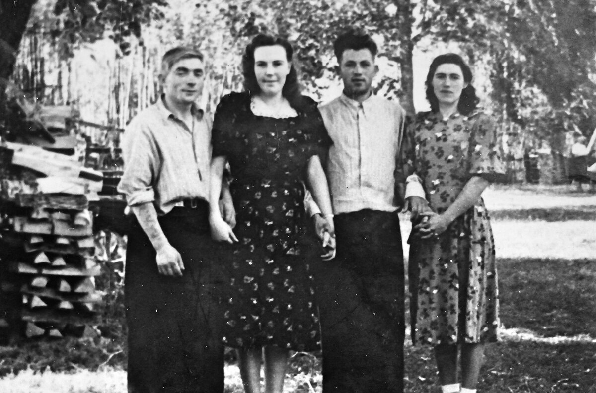 Такой была деревенская молодёжь в конце 50-ых. Фото из личного архива автора.