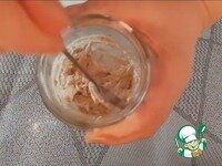     2 день. Закваска осталась на том же уровне. Так и должно быть. Хорошо перемешиваем. И подкармливаем по той же схеме 50 г ржаной муки и 50 г воды. Подкармливаем в одно и тоже время. Накрываем марлей, делаем отметку уровня закваски и убираем в тёплое, тёмное место без сквозняков.