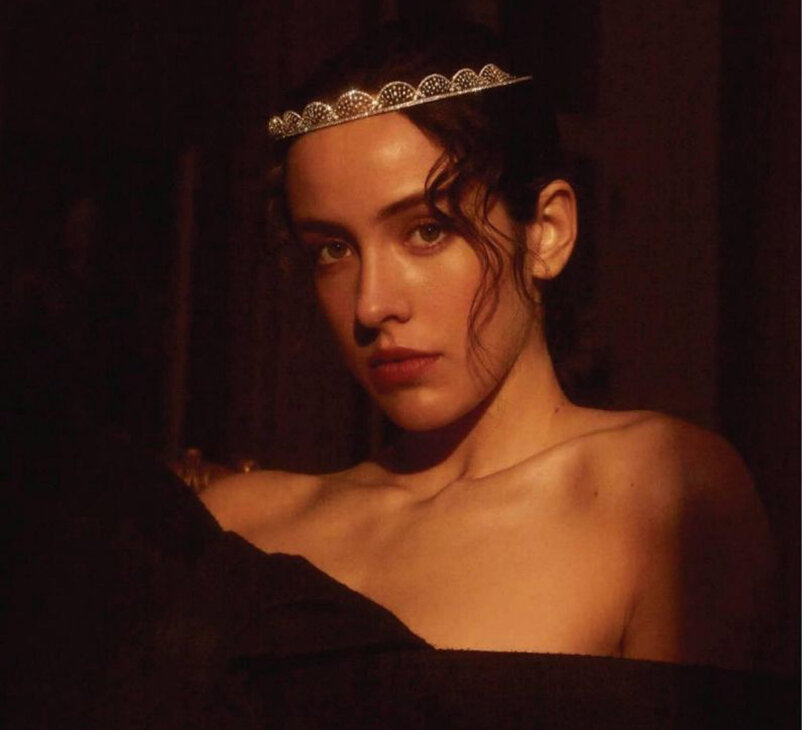 В тиаре Mercury Russia из белого золота с бриллиантами