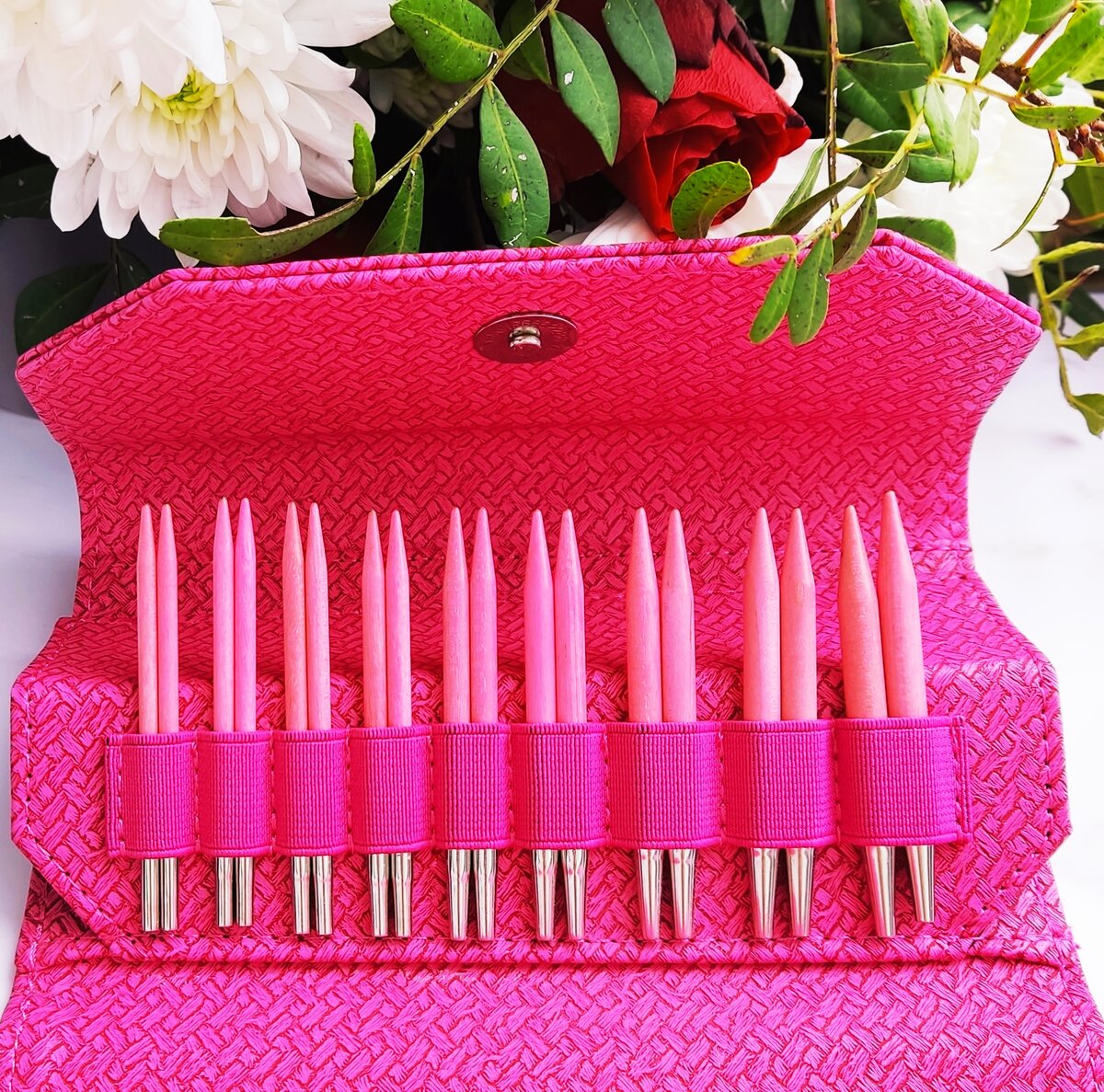 На фото набор укороченных розовых спиц  lykke blush .