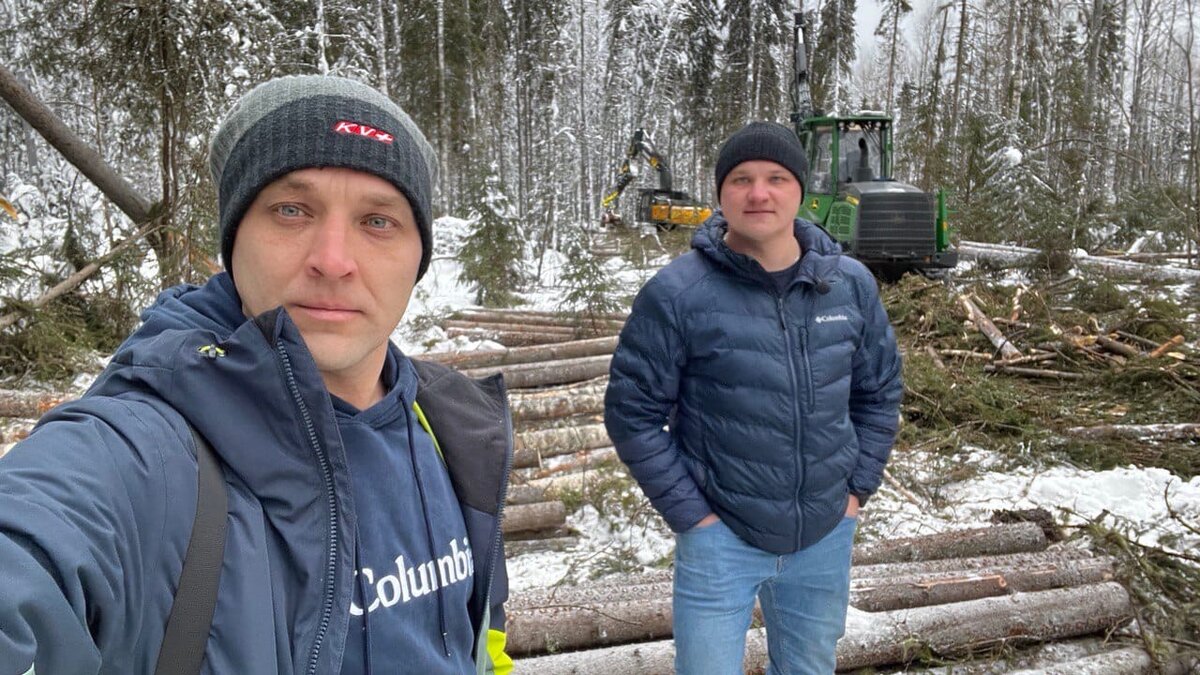 Фото: Валентин и Евгений на лесозаготовке на севере Вологодской области