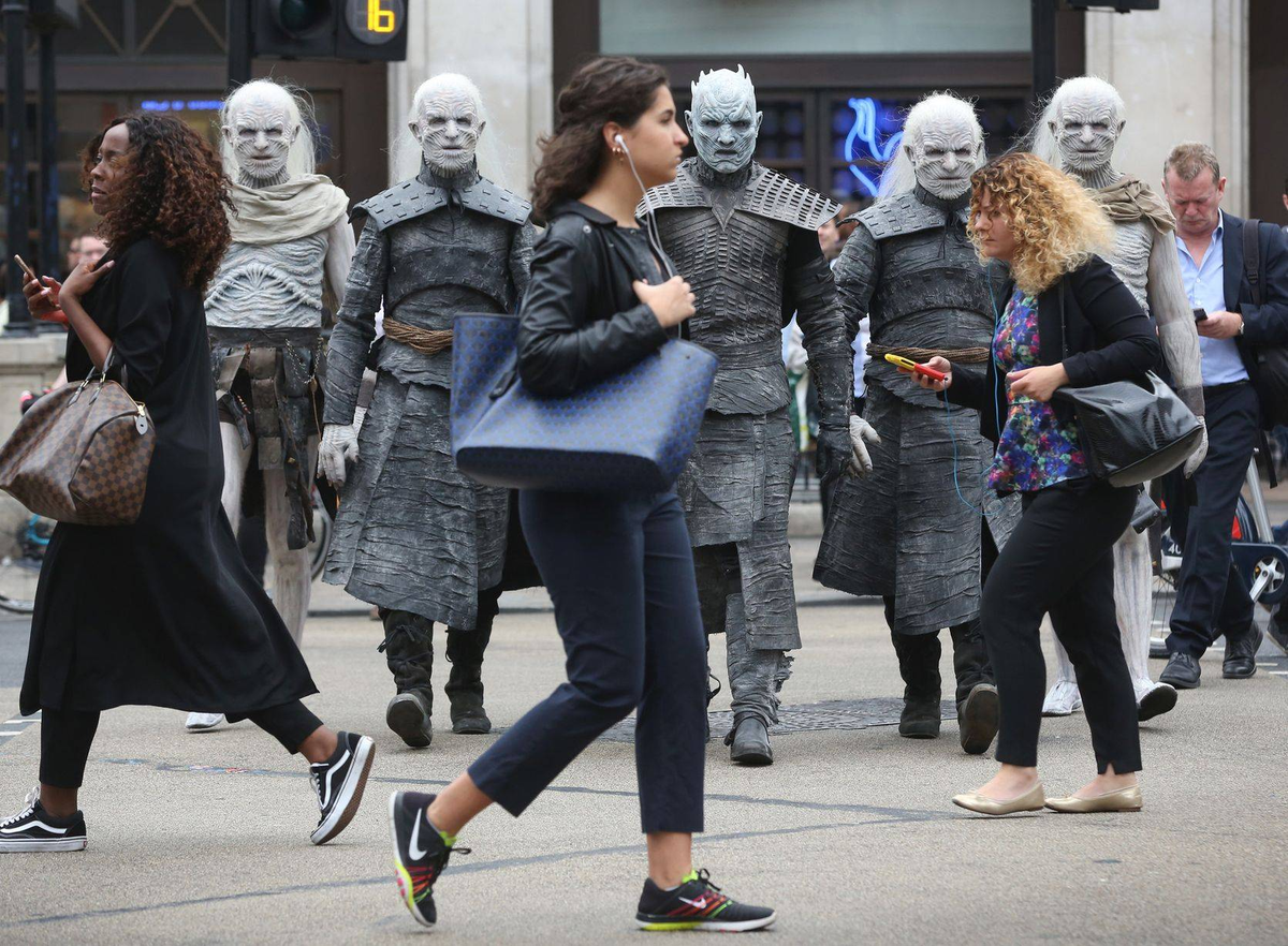 "Белые ходоки" на улицах большого города