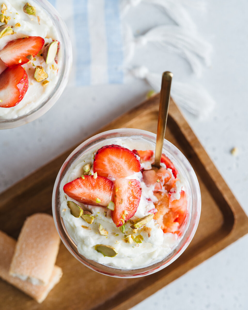 Поставьте десерт в холодильник на пару часов, чтобы крем стабилизировался и дошел до нужной консистенции.