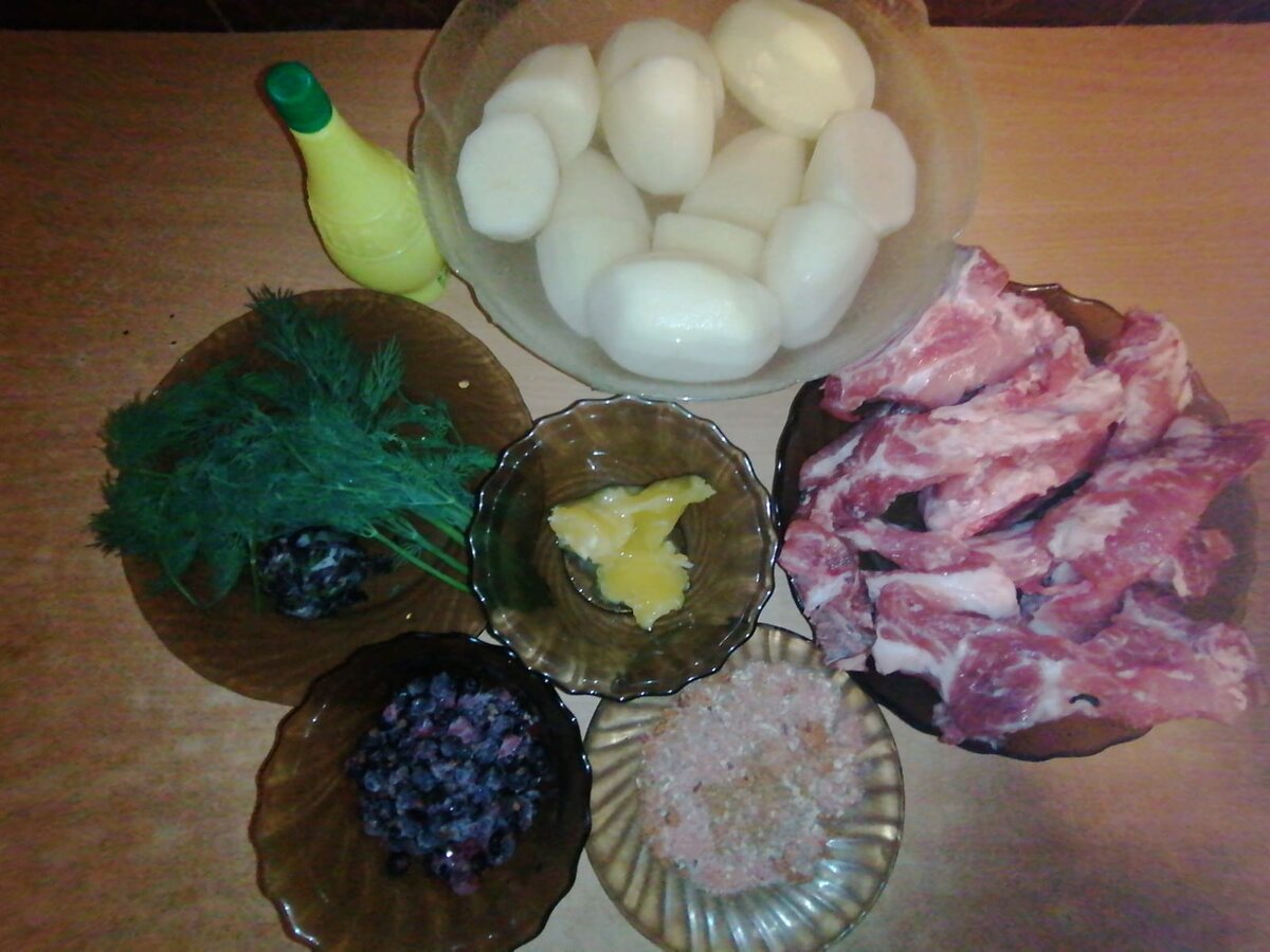 Свиные рёбрышки - 1 кг                                           мёд- 2 ст. л                                                       базилик - 1 ст. л ( у меня замороженный)               укроп - 1 пучок                                                          сок лимона - 1 ст. л                                                чёрная смородина - 5 ст. л ( у меня замороженная) приправа ( соль, перец, паприка, горчичный порошок, кориандр, мускатный орех) - 4 ст. л картофель на гарнир