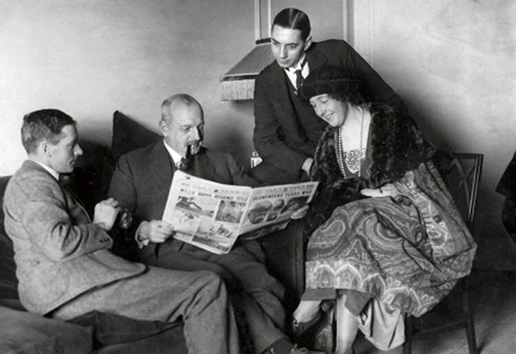 Выставочный тур Британской империи. Слева направо - Арчи Кристи, майор Белчер, мистер Бейтс (секретарь) и Агата.