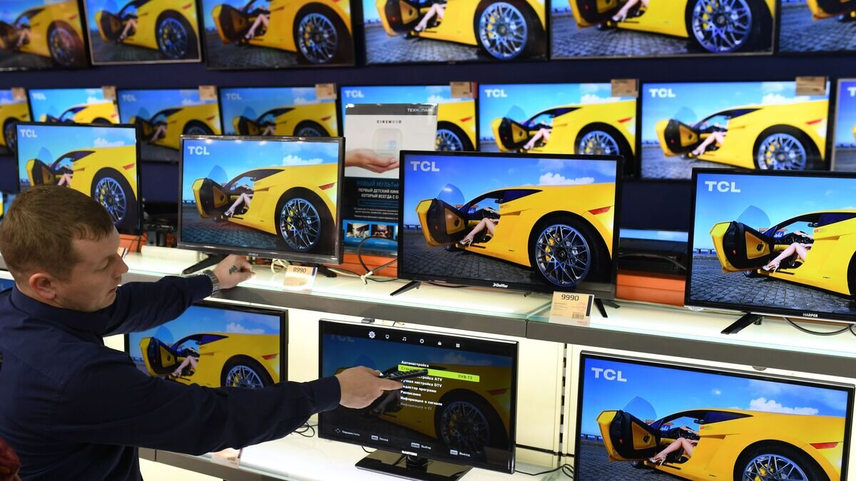    Телевизоры в магазине электроники © РИА Новости / Евгений Биятов