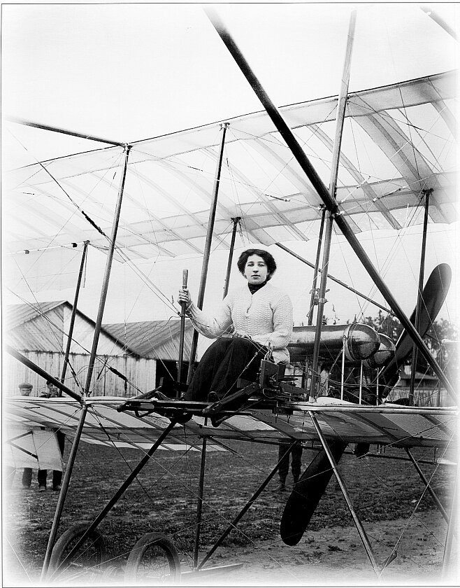 Лидия Зверева перед полетом на Фармане. Фото Карл Булла