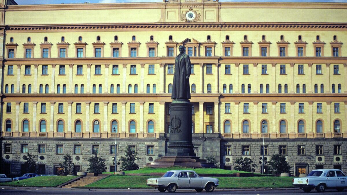    Памятник Феликсу Дзержинскому на Лубянской площади. 1991 год© РИА Новости / Владимир Федоренко