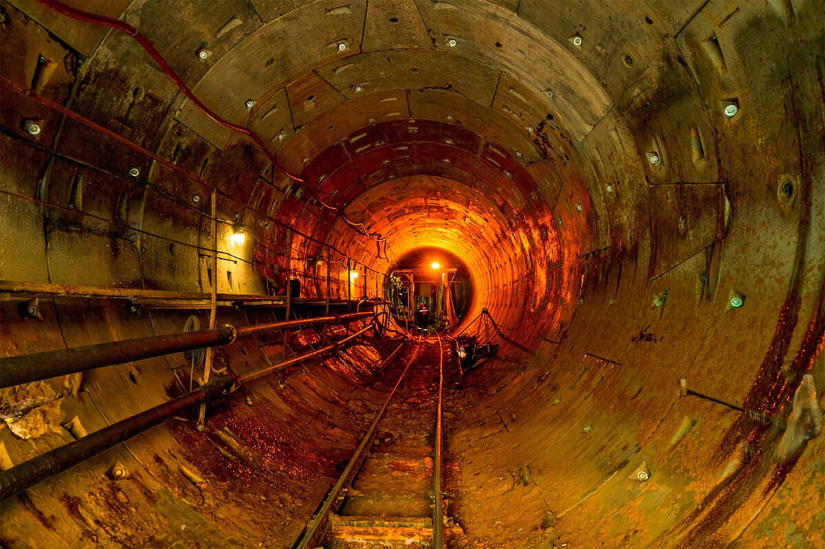     По всей видимости, уже выкопанные тоннели глубокого заложения используют, а остальное проложат открытым способом