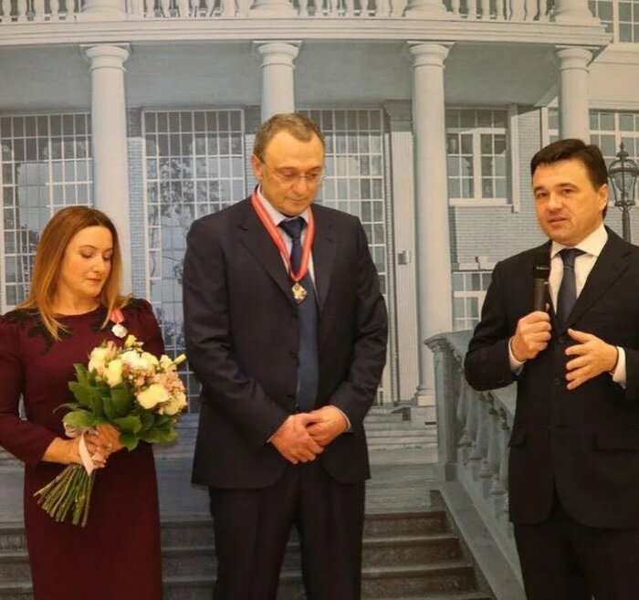 Один из немногих снимков, которые есть в рунете, на котором Керимов с супругой.
