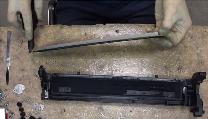 Фото 34. Вытряхиваем отработанный тонер и очищаем при помощи сервисного пылесоса