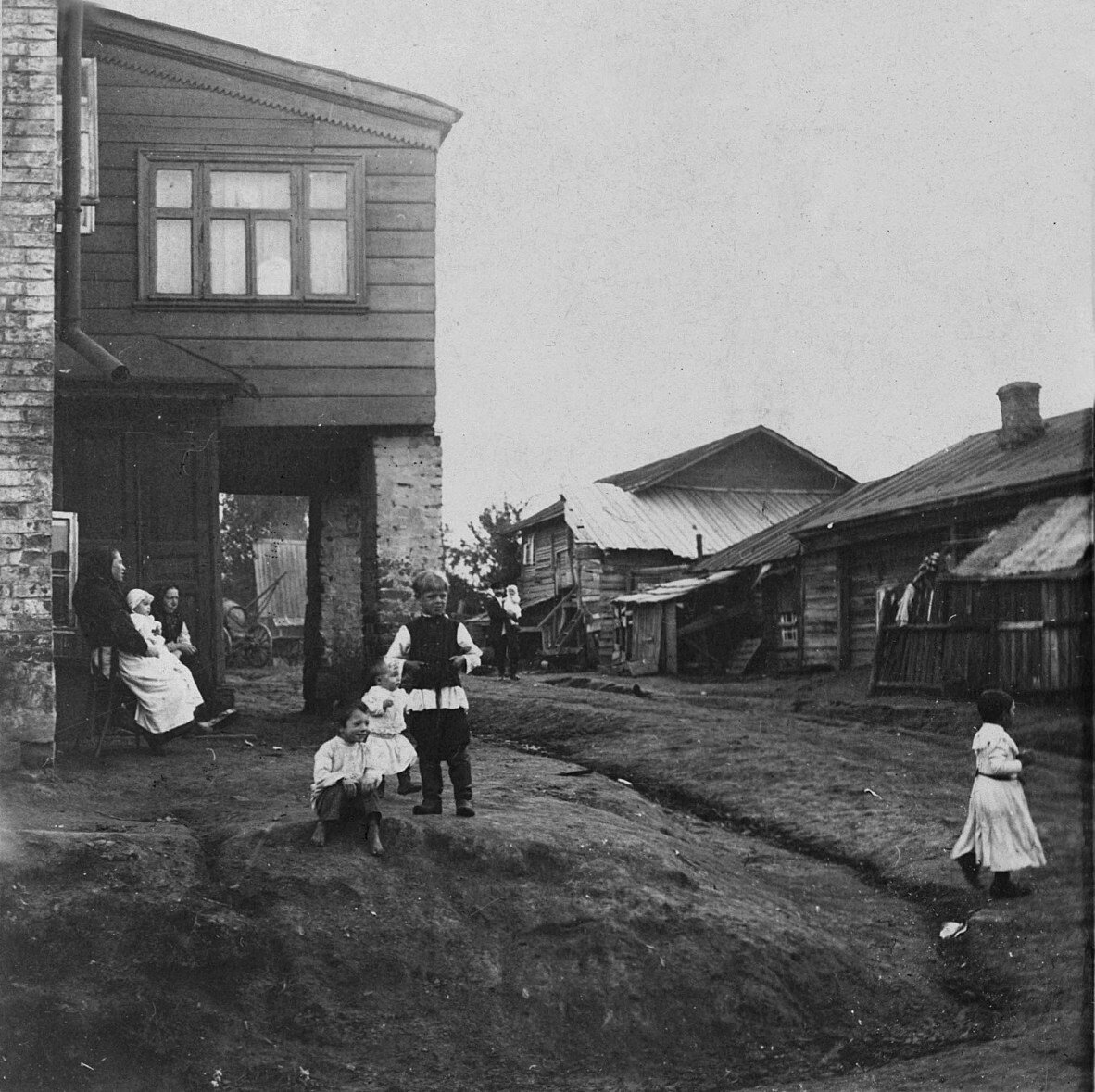 Воробьевы горы. Сейчас это уже Москва. До революции это было самое ближайшее подмосковье. Жили практически по крестьянски.