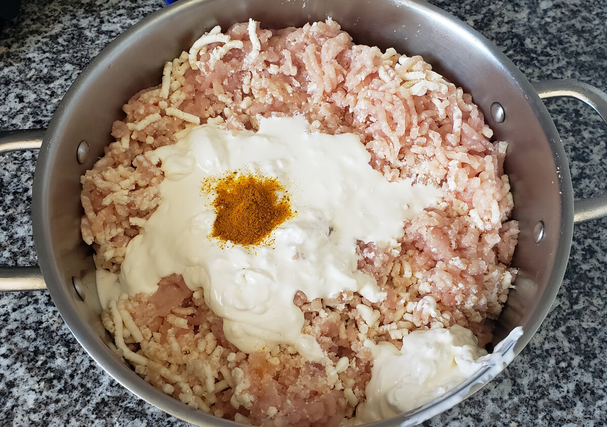 Куриный фарш, адыгейский сыр, сливки, специи