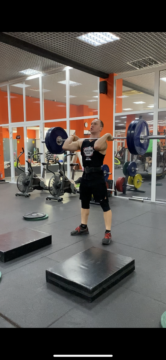 Толчок штанги 100 кг. 