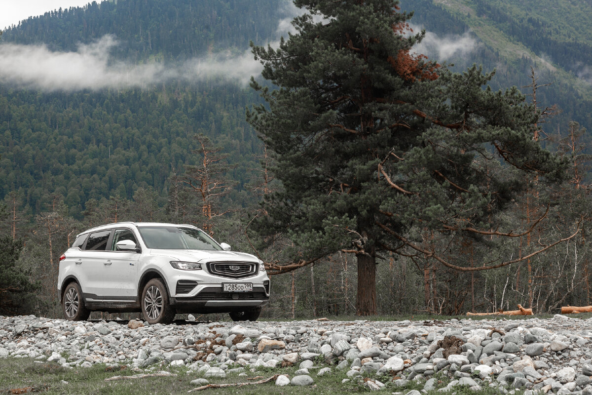 Geely Atlas Pro с турбированным двигателем, приятной динамикой и очень выносливой подвеской. В этой поездке машина просто-таки удивила своими ездовыми возможностями. Надеюсь это наша не последняя встреча и совместная поездка. 