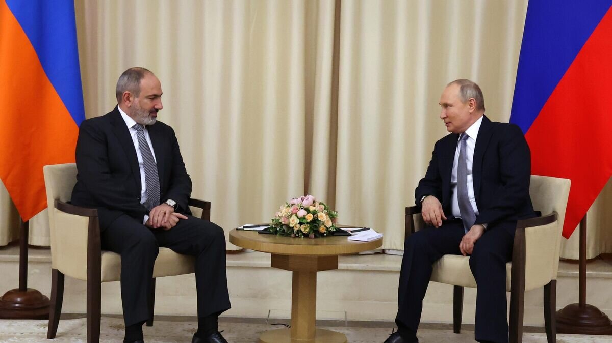    Президент РФ Владимир Путин и премьер-министр Армении Никол Пашинян (слева) во время встречи© РИА Новости / POOL