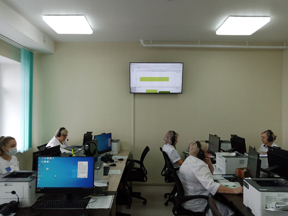 На работе в call-центре заняты 11 операторов.