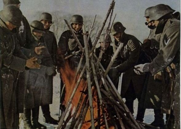    Фашисты греются у костра. 1941