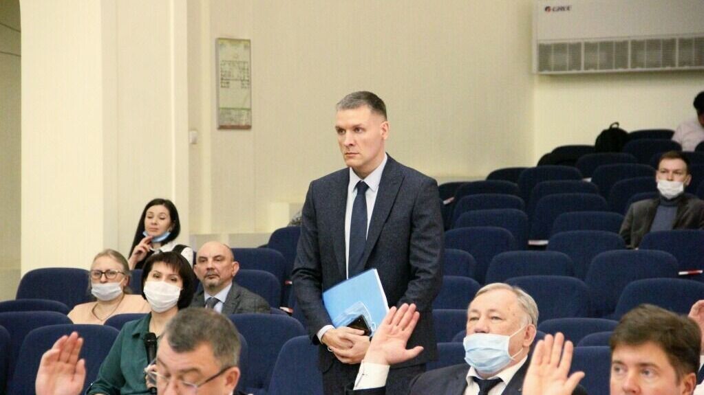     Директор ДИЗО Ростова Игорь Петров стал исполняющим обязанности замглавы администрации города по экономике, так на заседании коллегии его представил сити-менеджер Алексей Логвиненко.