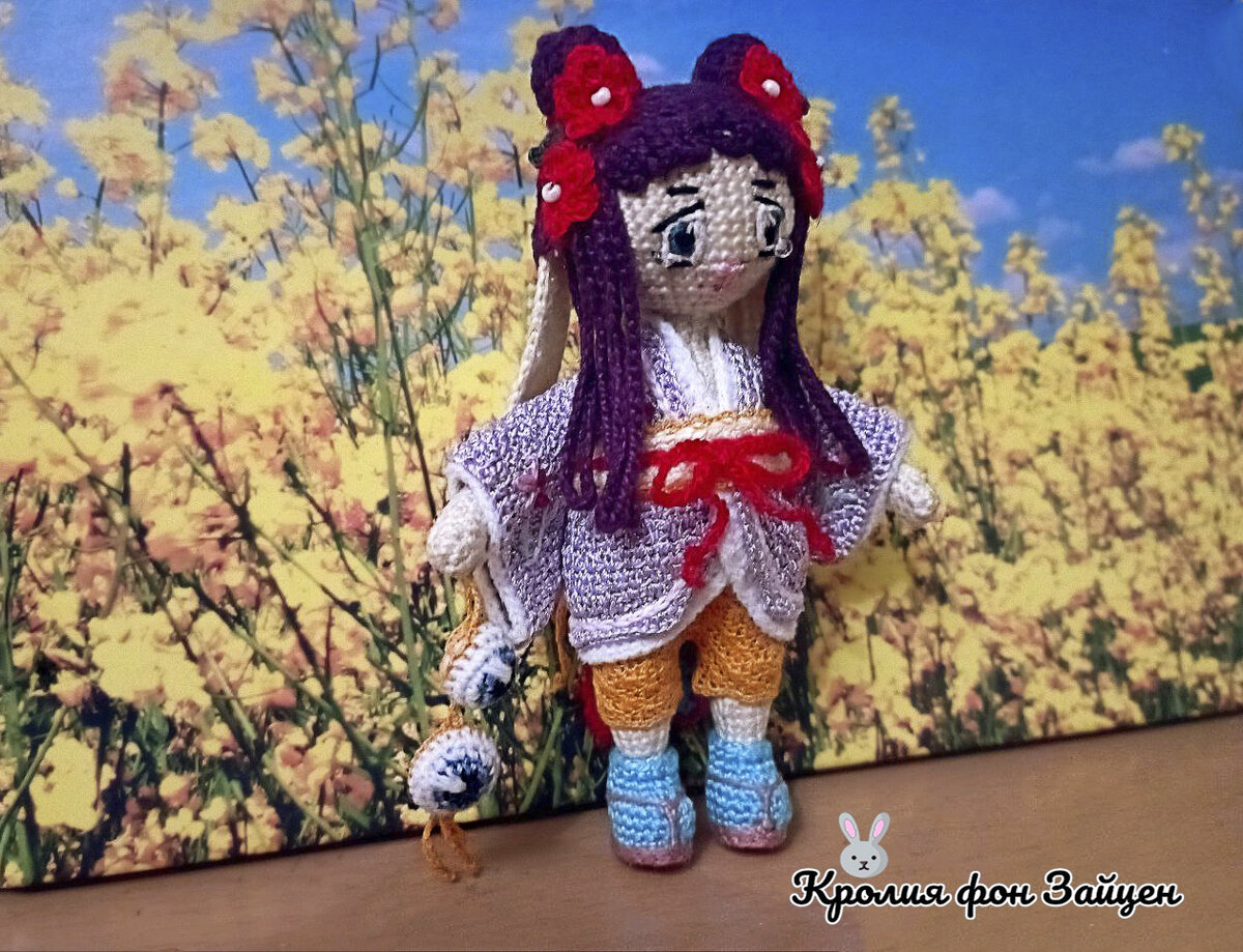 А еще она носит узорчатые желтые штанишки.