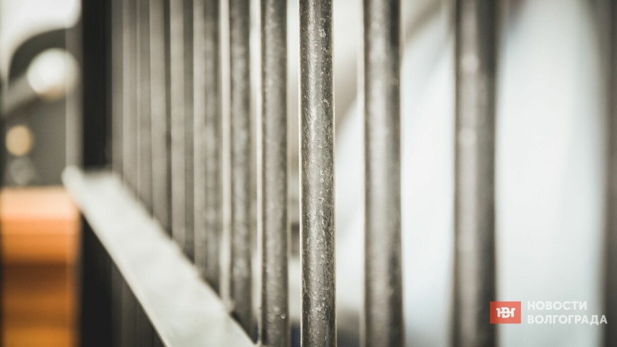     Фроловский городской суд вынес постановление об аресте 53-летнего местного жителя, который в пьяном угаре поджёг дом, где находилась его семья – экс-супруга и двое детей.