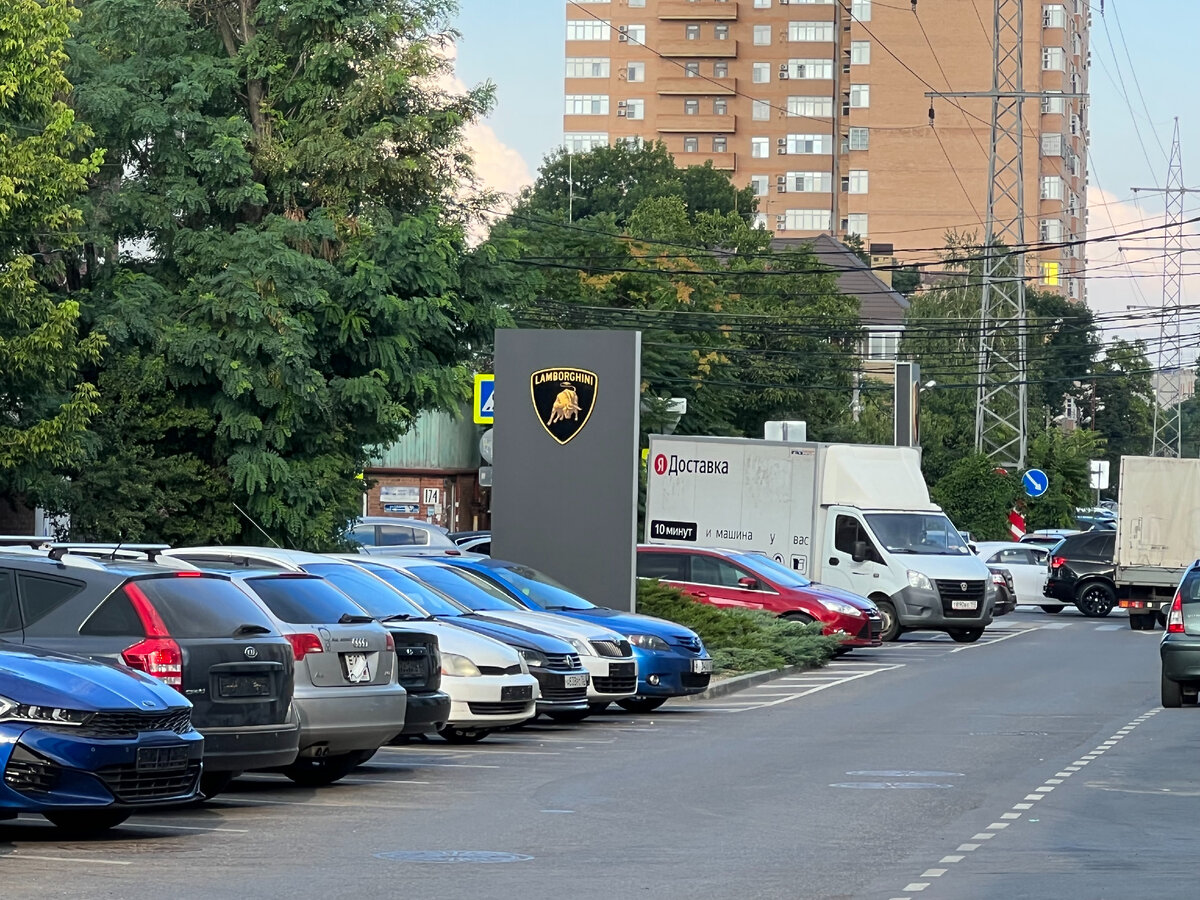 Это забавная картинка, которая характеризует суть Краснодара: справа салон "Порше" и "Ламборджини", а слева настоящие бомж-дома! И это на столько забавно смотрится, когда настоящая роскошь смешана с тем, что на дне...