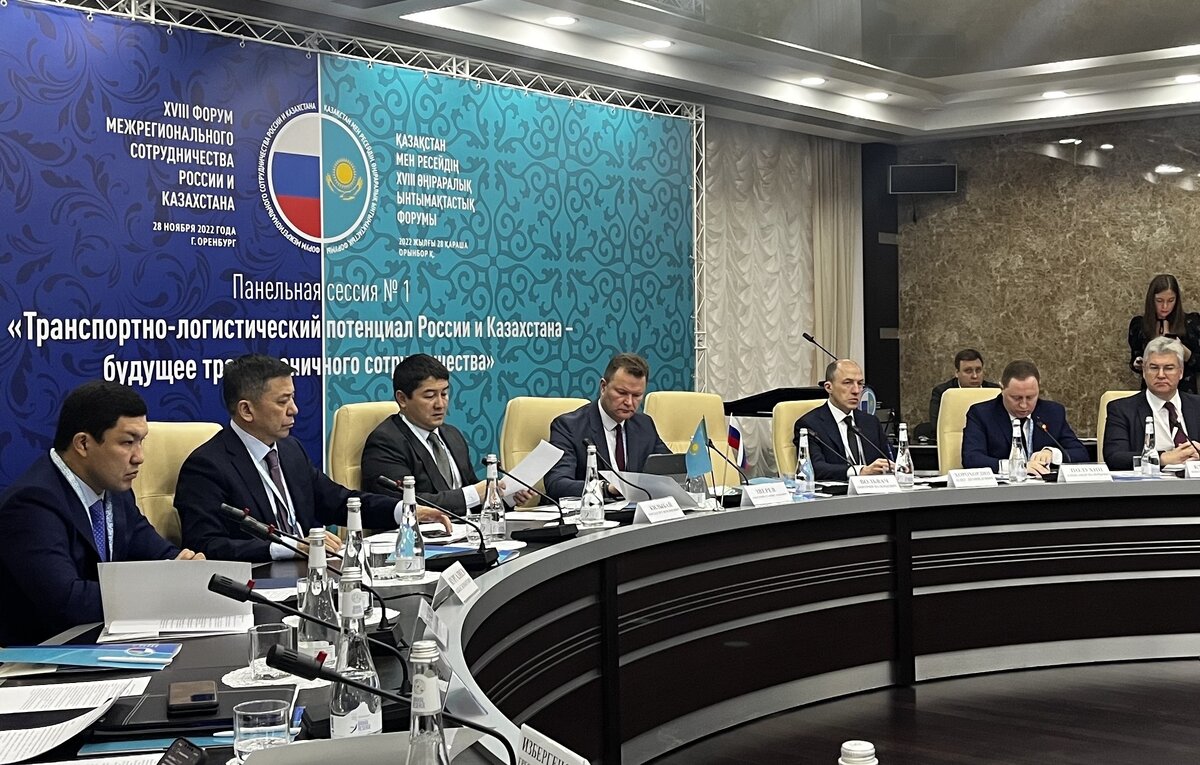    Замминистра транспорта РФ Дмитрий Зверев (в центре)  Алёна Глухова/ТАСС