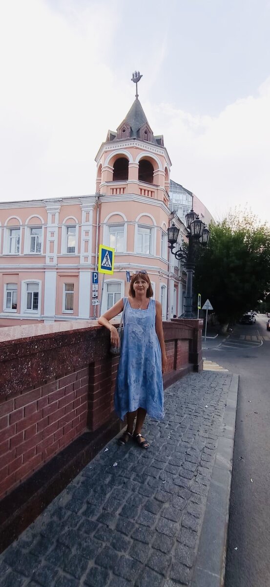 Каменный мост – главное украшение улицы Карла Маркса. До революции улица называлась Старомосковской. Еще в допетровские времена это был главный тракт, связывающий Воронежскую крепость с Москвой. Именно по этой дороге Петр I въезжал в город.