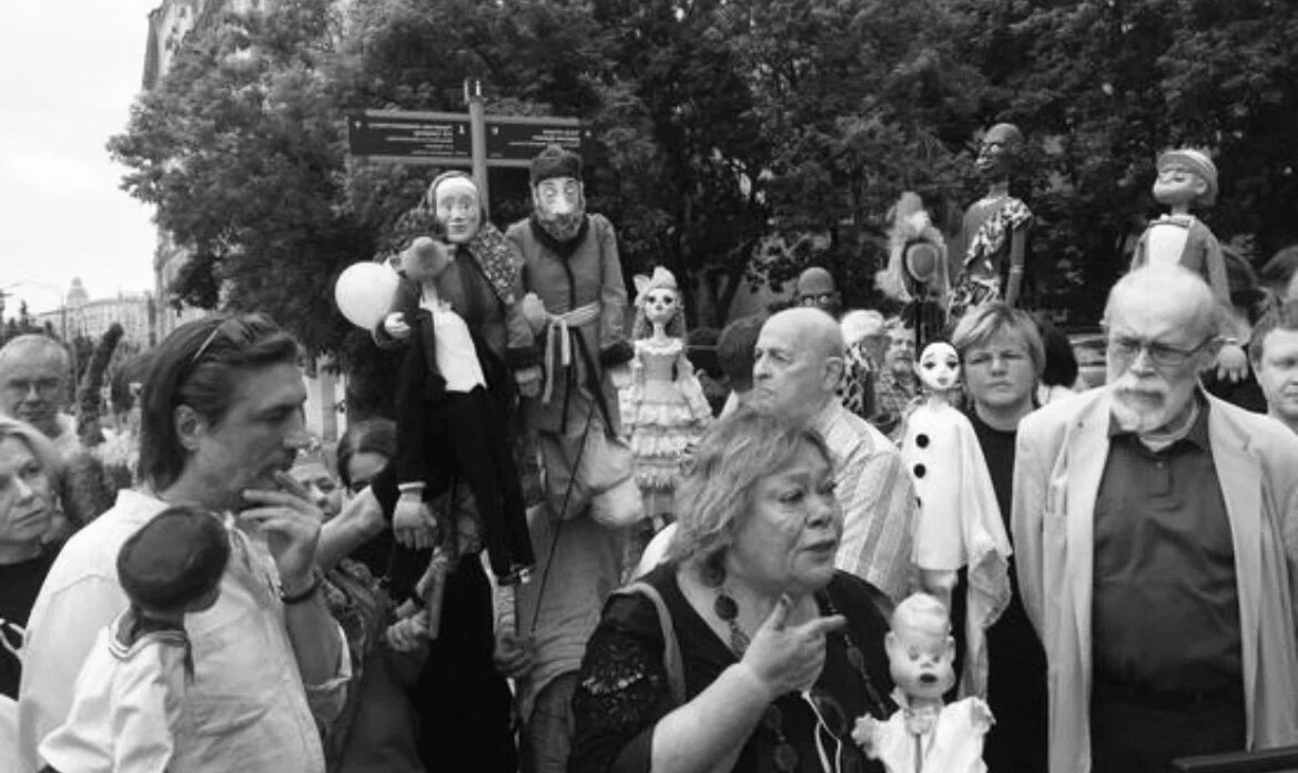 Артисты театра Образцова выходили с куклами перед театром и отказывались играть спектакли, пока руководство к ним не прислушается