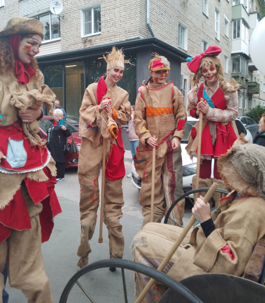 По уже сложившейся традиции, в Туле,  в дни города проходит "Театральный дворик".  В этом году- это уже XV Международный фестиваль уличных театров. 9/09/2023. 16:00.-2