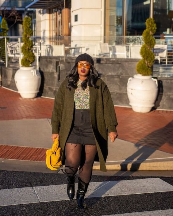 Сапоги высотой до середины икры полнят ноги еще сильнее. / pinterest.com