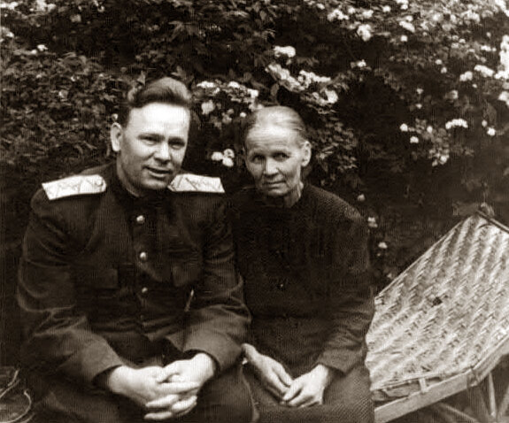 1951 год. Павел Фитин с мамой Евдокией Максимовной. /фото переснято и реставрировано мной, изображение взято из архива/