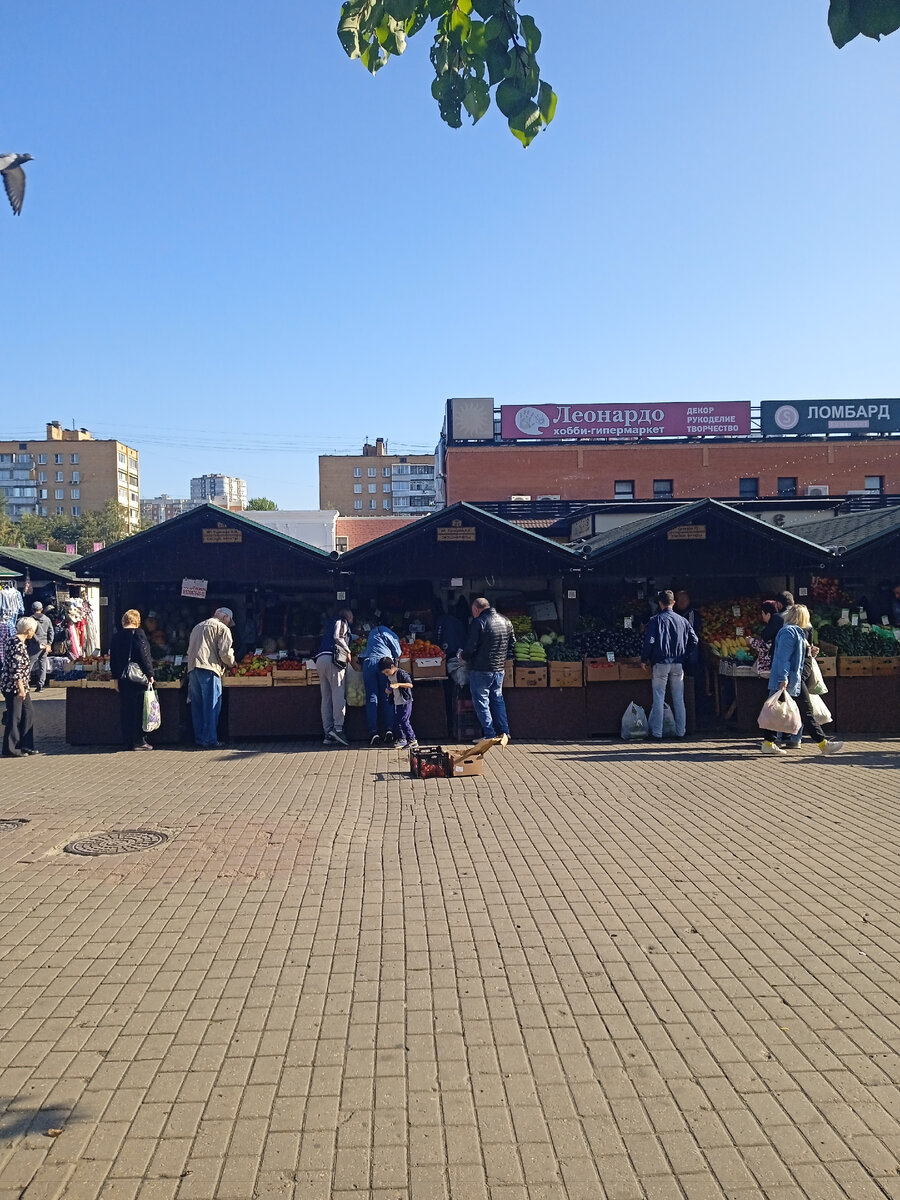 

Хотел поделится с вами об Одинцовском базаре! 
Каждый день мы покупаем овощи не задумываясь сколько переплачиваем в магазинах за пластиковые овощи. 

Посещал я сегодня рынок в Одинцово и могу сказать, что именно здесь можно закупить много овощей и фруктов на порядок дешевле, ниже смотрите на фото!!! 


Разница существенная!!! 
Но самое главное, что продукты ни чем не наполнены и без пестицидов!!! 

Продавцы очень вежливо обслуживают людей. 

И честно сказать продукция гораздо вкуснее и полезнее, чем в магазинах. 
Заботьтесь о своём здоровье и близких!!! 