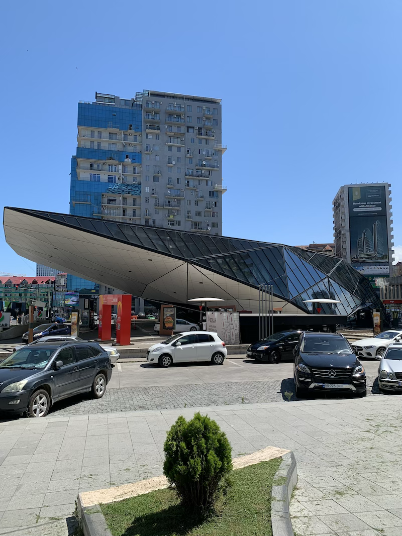 Футуристичный Макдональдс в Батуми 