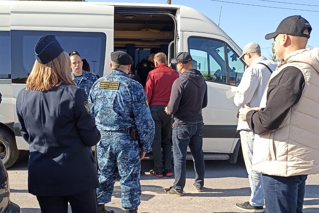    Совместный рейд приставов, ГИБДД и областного управления автомобильных дорог прошел 13 сентября у ТЦ "Окей"