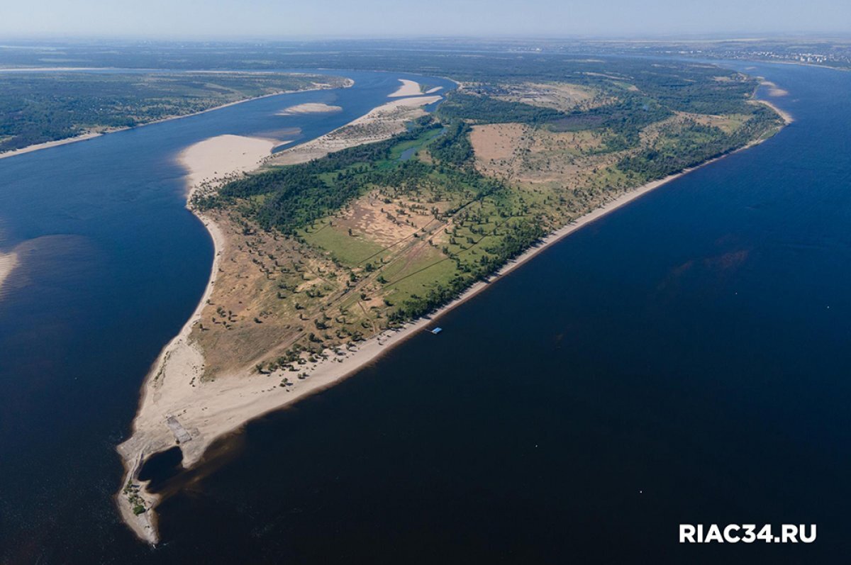    Пока остров Сарпинский – это нетронутый природный уголок.