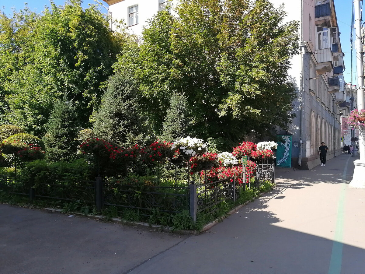 А вот и скверик