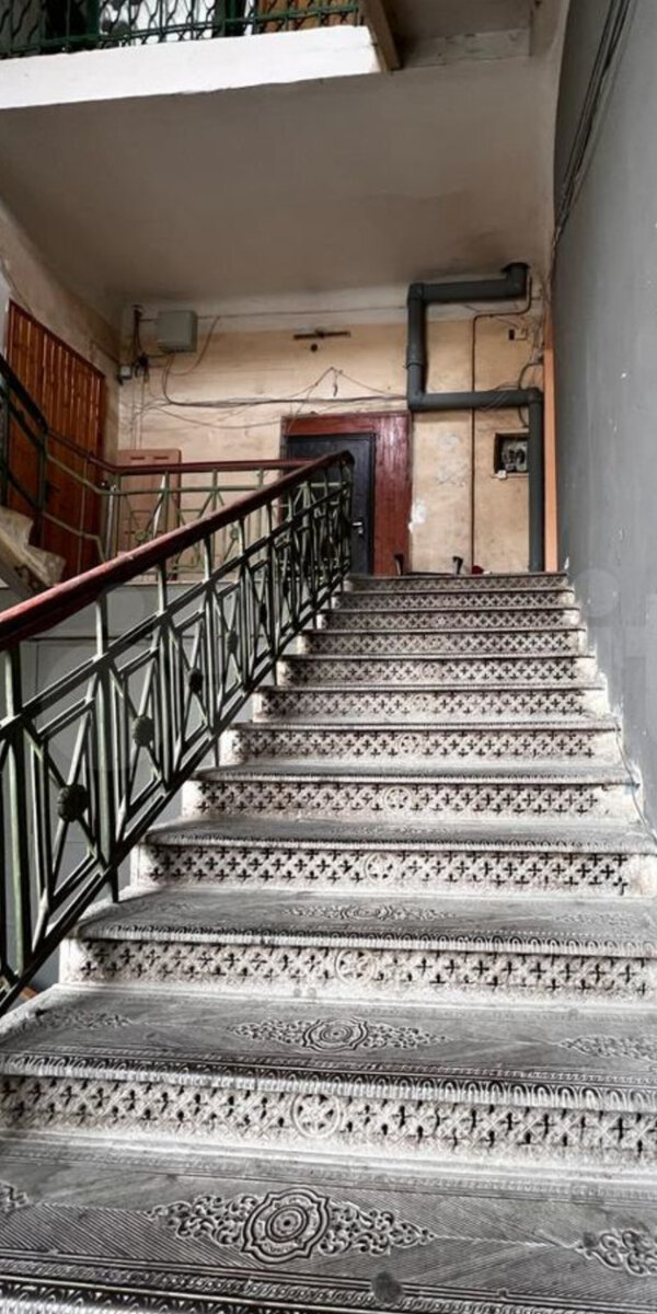 Лестница в подъезде жилого дома