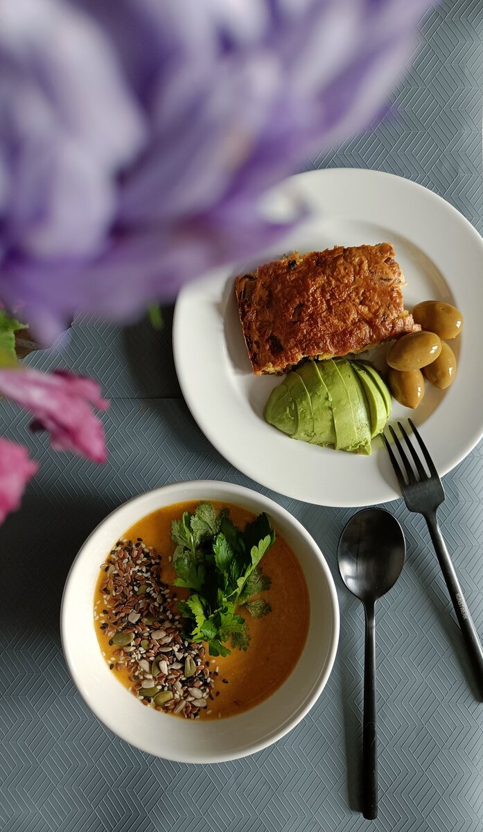 Мой сбалансированный обед: 1) суп-пюре из цукини и чечевицы с семенами, петрушкой и кинзой; 2) заливной пирог на основе муки зелёной гречки с курицей, капустой, шпинатом и луком; 3) оливки и авокадо