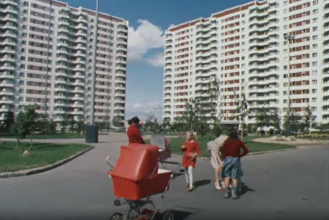 Кадр из документального фильма "Дома для всех" 