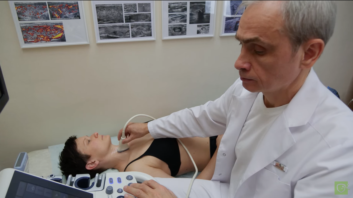 Доктор Ушаков проводит УЗИ щитовидной железы