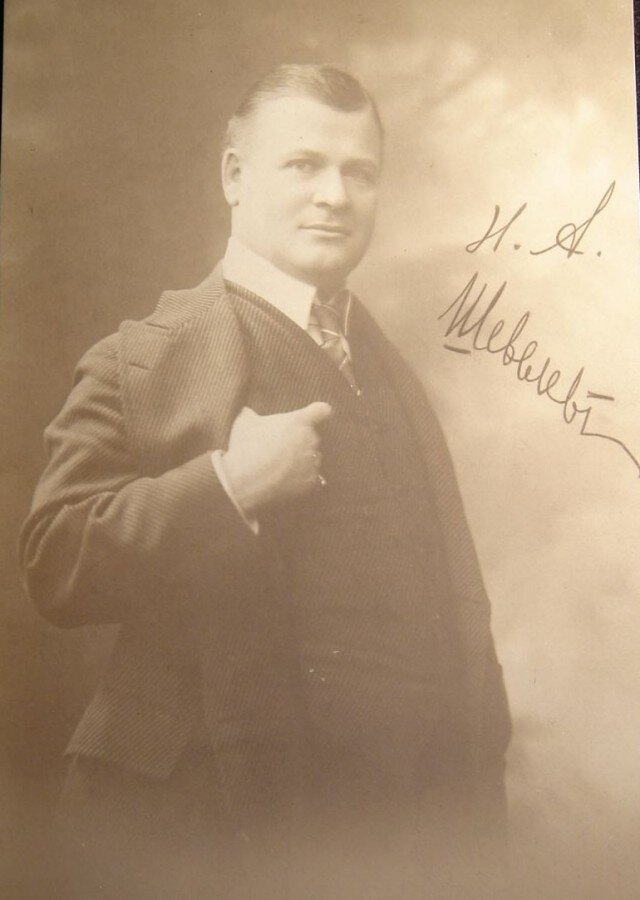 Удалось купить открытку 1913 года с его фотографией. Увы, автограф оказался напечатан - досадно, надеялся на оригинал