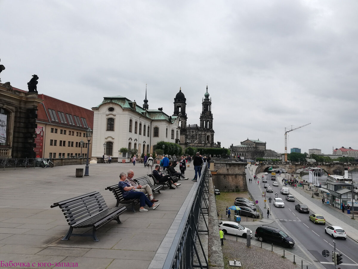 Дрезден, набережная р. Эльбе; вдалеке видны верхушки дворца-резиденции саксонских курфюстов