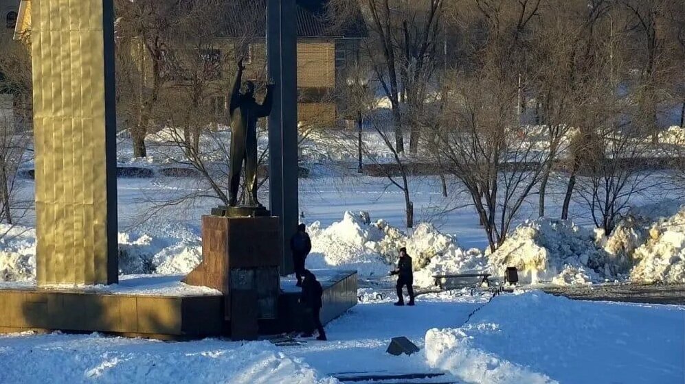 Дети ломают памятник Гагарину молотком. На данный момент, памятник уже восстановлен. Источник фото ria.ru
