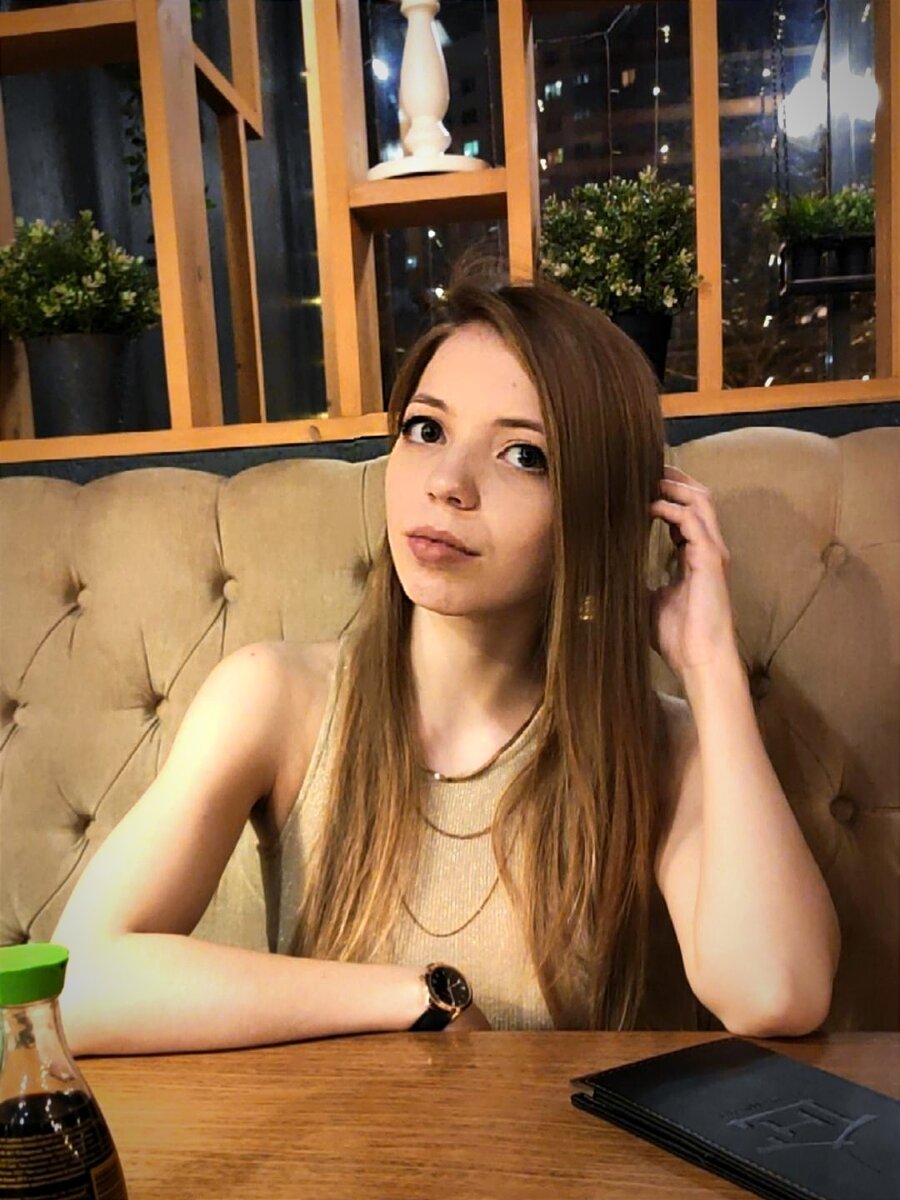 На этом фото я сижу с подругой в любимом кафе перед Новым годом и на душе уже спокойно, хоть на фото я кажусь максимально серьёзной)))