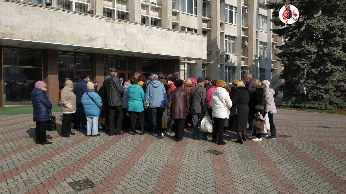 Здание Администрации г. Керчь и встреча перед ней: власть против барахольщиков