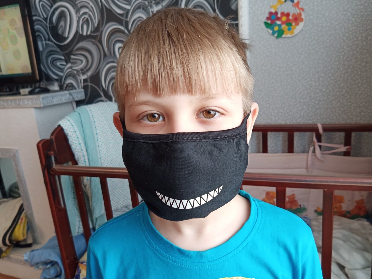 В отличии от сестры Степан чаще серьезный парень и почему то выбрал улыбку на маске. 