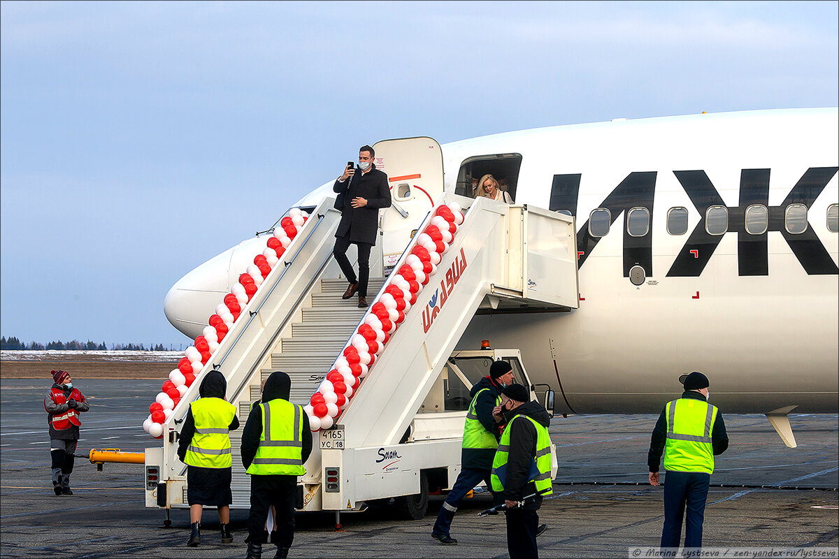 Рейсы ижавиа ижевск москва. Боинг 737-800 Ижавиа. Ижавиа самолеты Боинг. Як-42 Ижавиа.