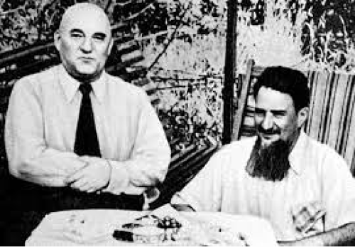 Существует одна байка, связанная с калошами Ванникова.

Как-то академик Игорь Васильевич Курчатов и куратор атомного проекта генерал-полковник Борис Львович Ванников собрались на охоту. В подсобном вагончике стояли калоши Ванникова. Курчатов, обожавший розыгрыши, подмигнул своему шоферу: 
— Прибей-ка эти калоши гвоздями к полу!
— Да вы что, — ужаснулся шофер. – Посадят!
Тогда Курчатов собственноручно прибил калоши. Обнаружив это, Ванников проворчал:
— Все шутишь, Борода?
— С чего ты взял, что это я?
— А кто еще посмеет тронуть калоши Ванникова!